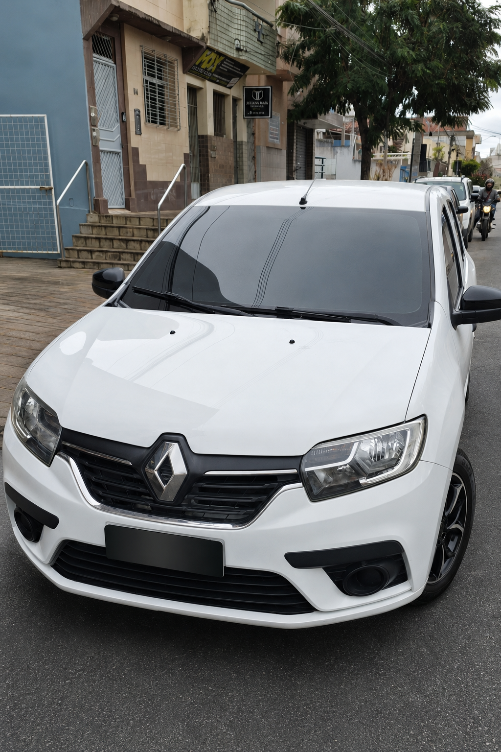 Renault Sandero branco — frota do Transfer Caruaru | Félix